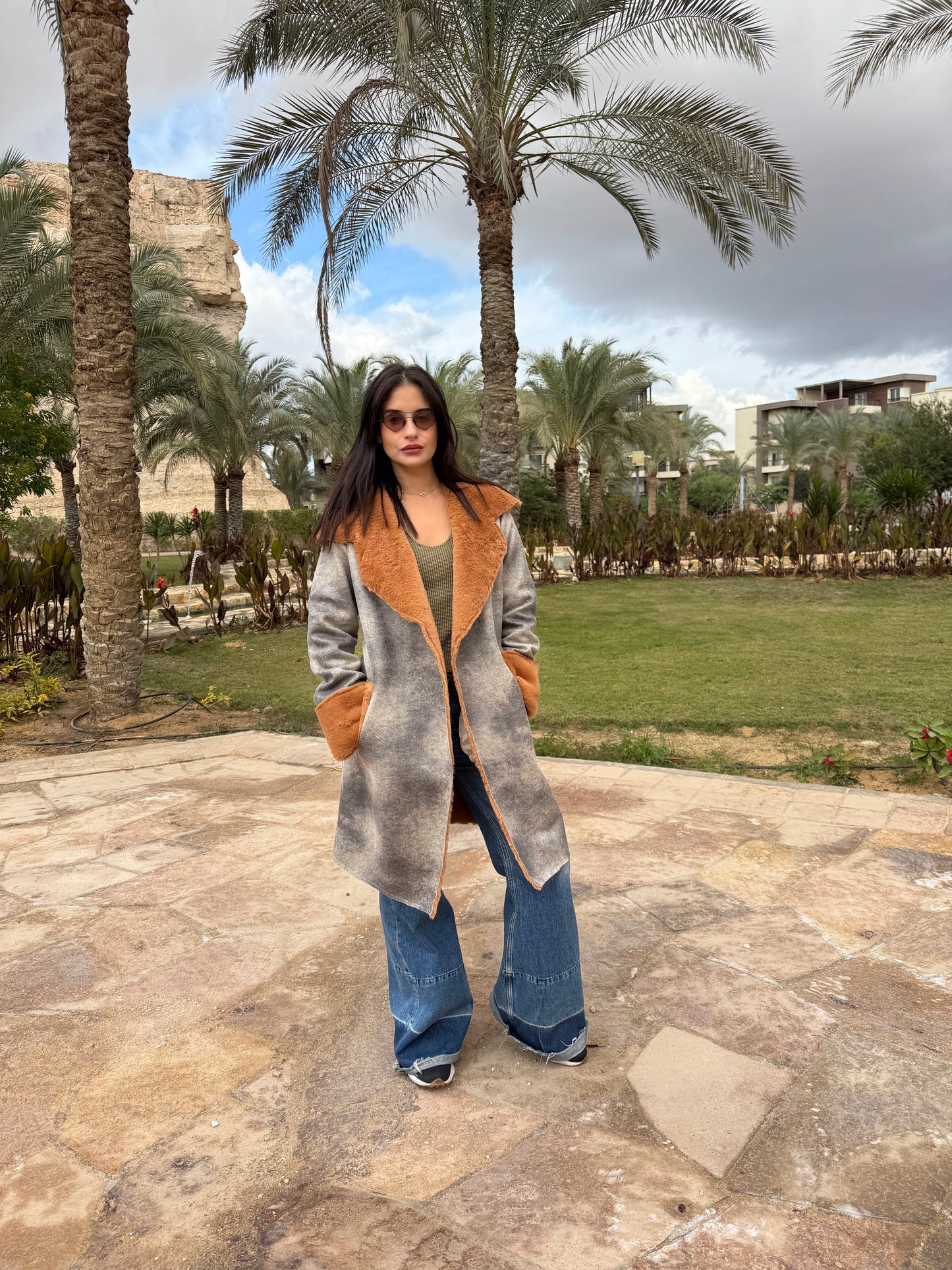 oversized shearling-lined coat with camel faux fur wide collar