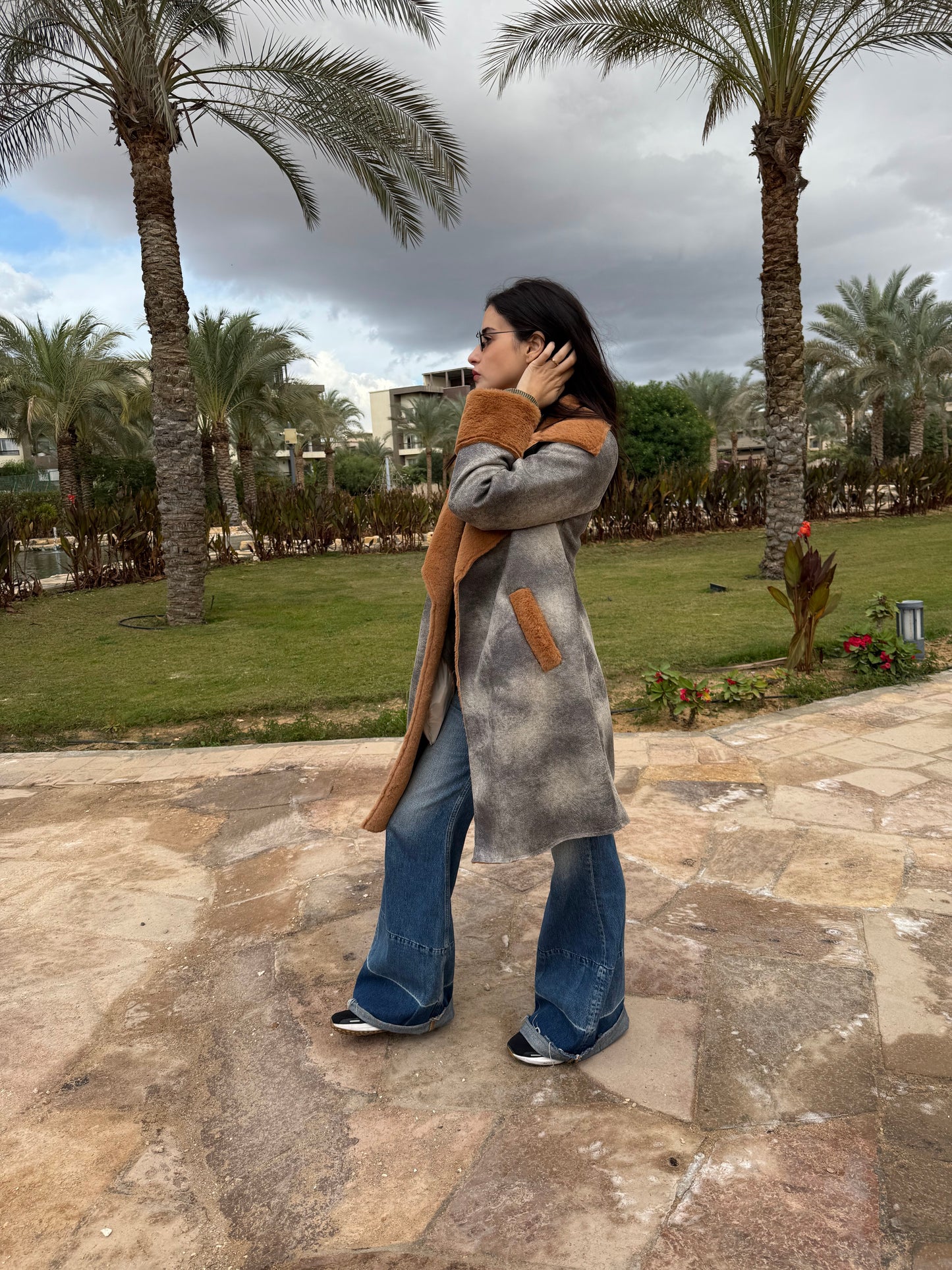 oversized shearling-lined coat with camel faux fur wide collar