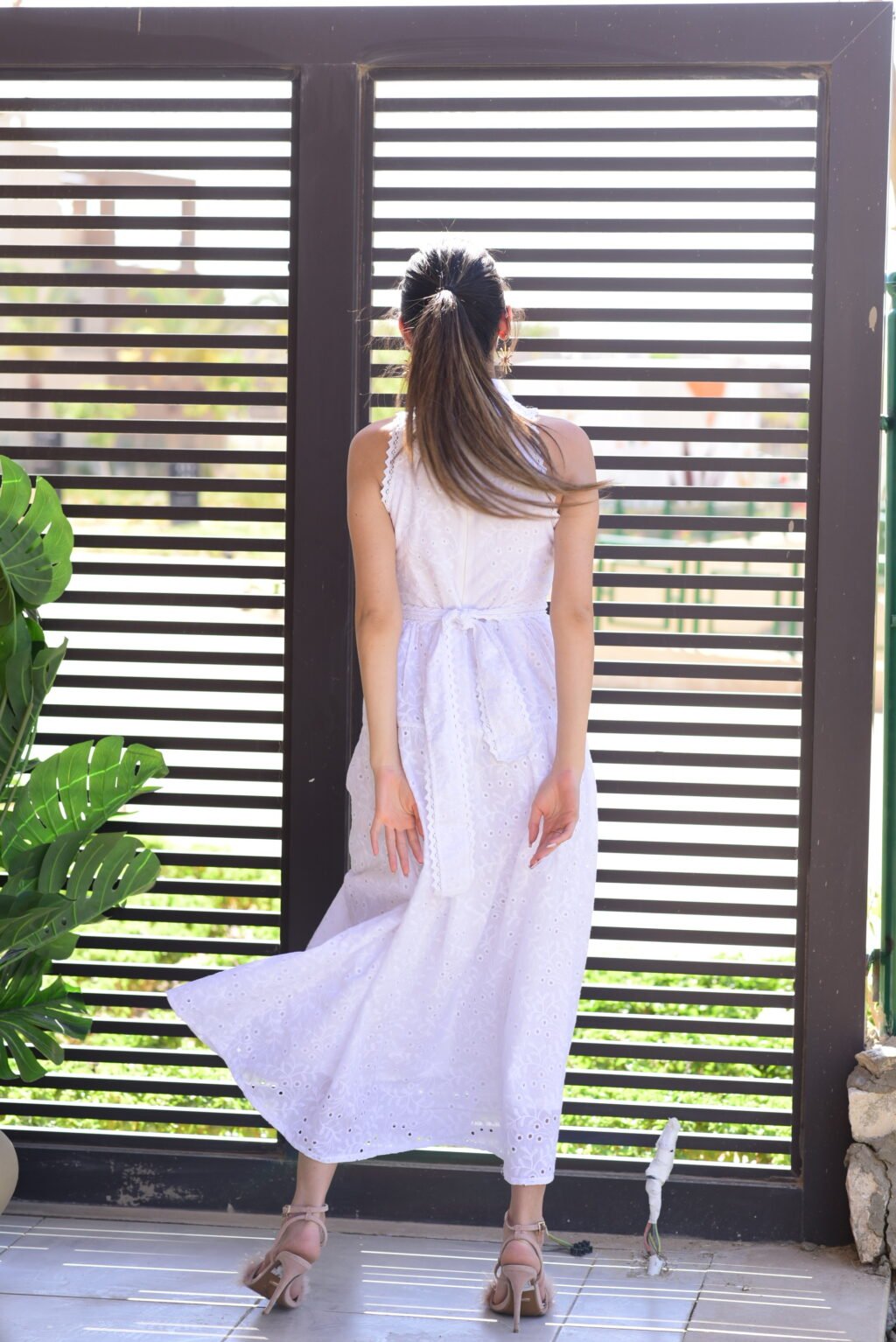 White halter-neck maxi dress - Image 6